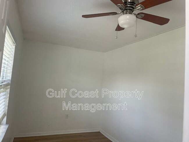 Building Photo - 2227 Montclair Dr