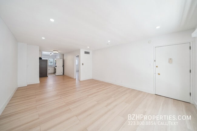 Building Photo - 320 Serrano Ave