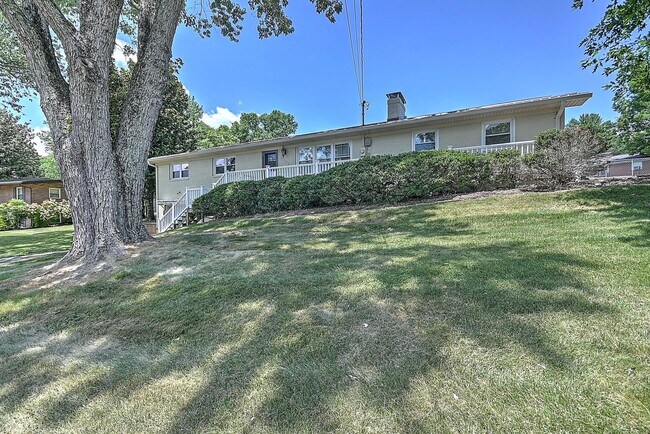 Building Photo - 4 Bedrooms 3 Baths Johnson City