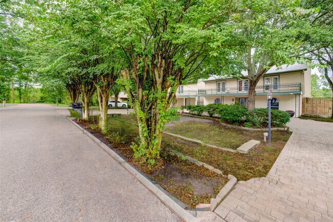 Foto del edificio - 303 Shady Glen Ln