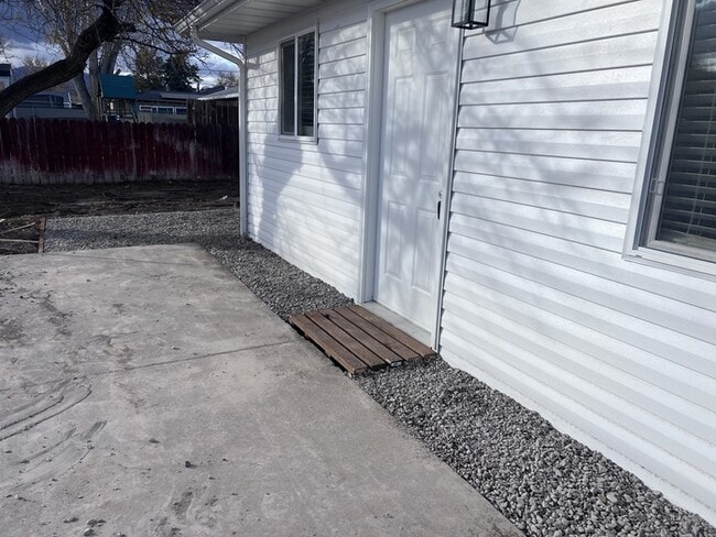 Building Photo - Remodeled duplex - back unit