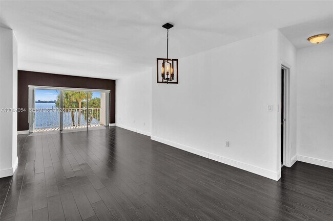 Foto del edificio - 500 Bayview Dr