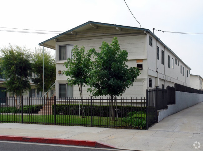 Building Photo - The Oasis Apartments