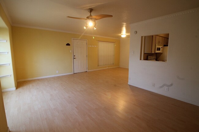 Building Photo - BEAUTIFUL HOME. UTILITIES INCLUDED!!!!