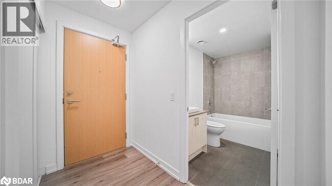 Photo du bâtiment - 1195 The Queensway