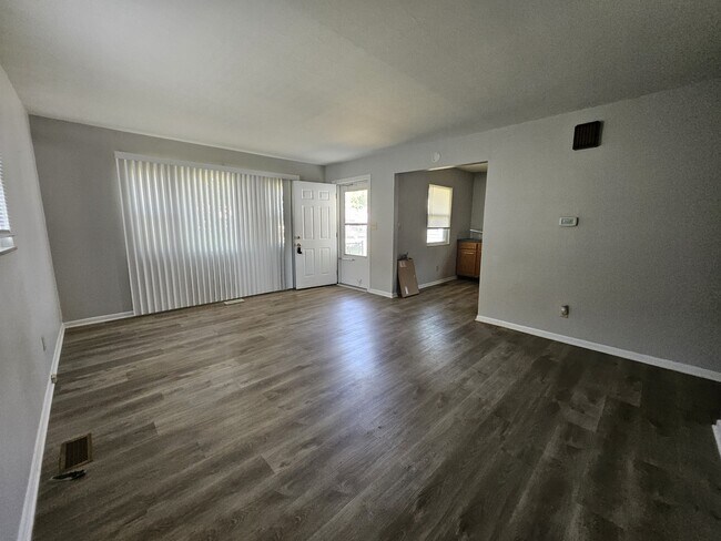 Building Photo - 1837 E Legrande Ave