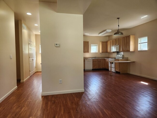 Building Photo - 3 Bedroom House In Alton