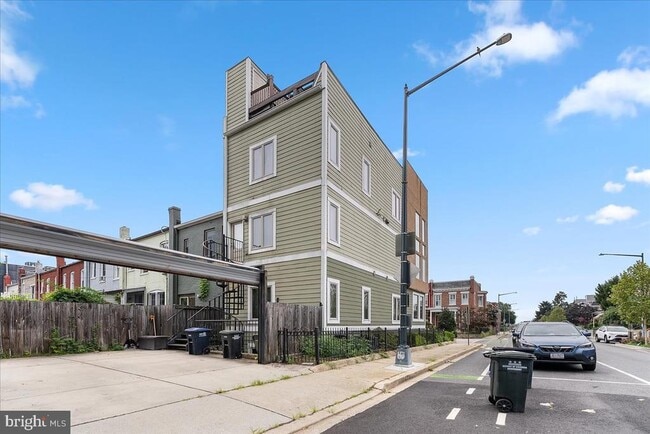 Foto del edificio - 471 Luray Pl NW