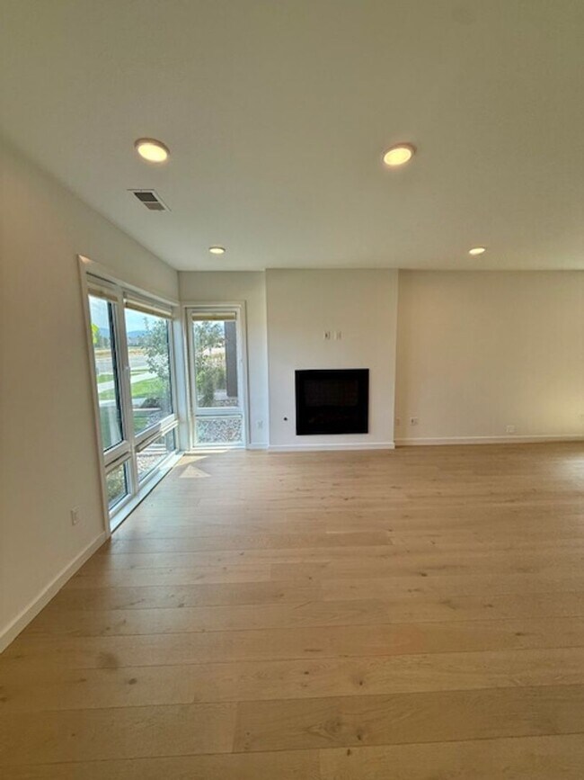 Foto del edificio - Single Family HOME with 3 Bedrooms 2 1/2 Bathrooms - Where Mountains meet you at upscale living!