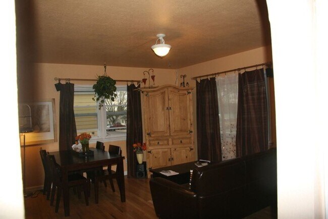 Building Photo - CUTE 2 BED/2 BATH HOUSE NEAR SUNSET GOLF C...