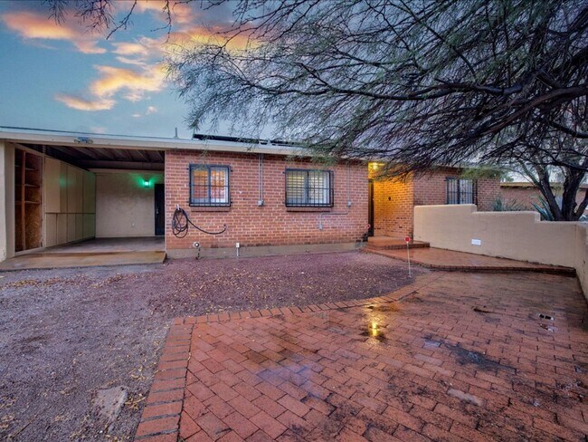Building Photo - 3 Bedroom 2 Bathroom