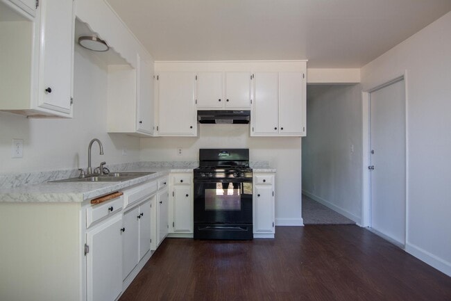 Building Photo - 3 Bedroom Redding Home Near Enterprise Park!