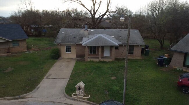 Foto del edificio - Charming 4-Bedroom Home with Spacious Yard!