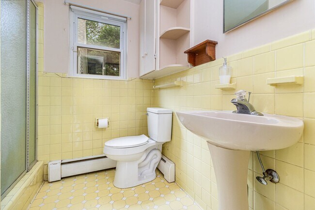 Foto del edificio - Coming Soon | $2,000/mo | Spacious Split-L...