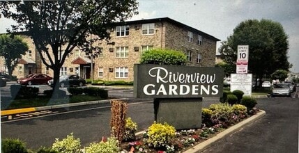 Building Photo - 100 Riverview Ct