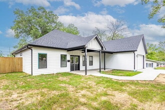 Building Photo - 1020 Crestland Ave