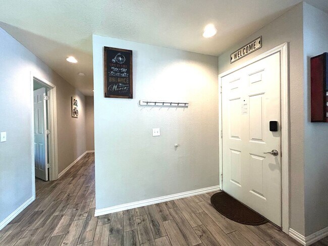 Building Photo - One level 3 bed/2 bath spacious home with ...