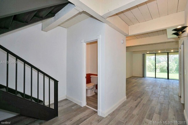 Building Photo - 720 E Coco Plum Cir