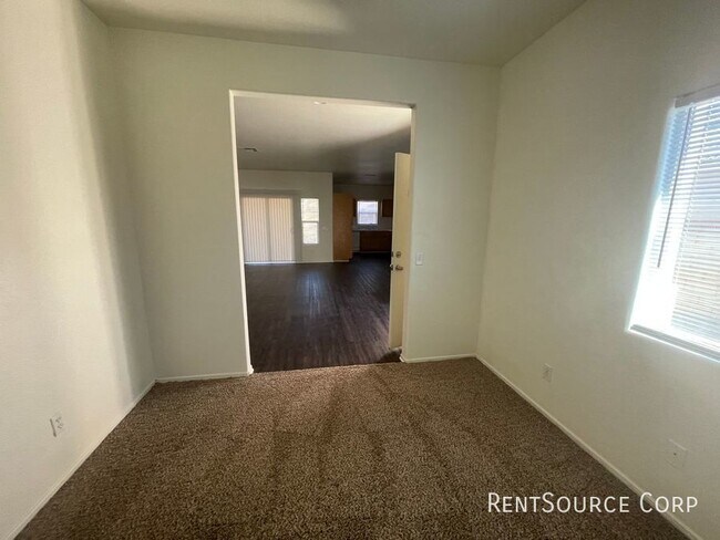 Building Photo - 4 Bedroom / 2 Bathroom house for rent in L...