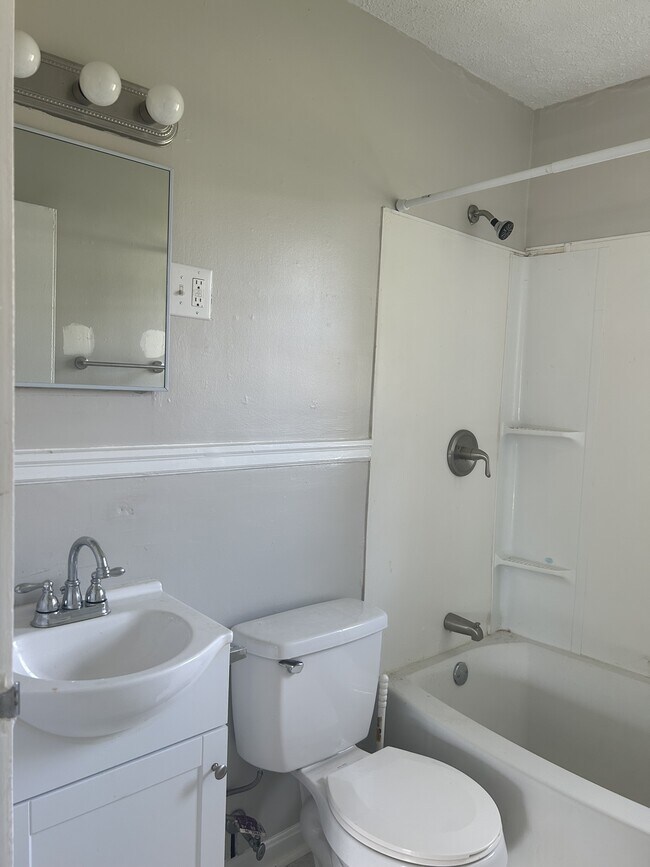 Building Photo - 129 Holiday Dr