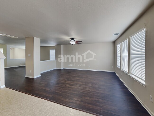Foto del edificio - 3743 Jewel Point Dr