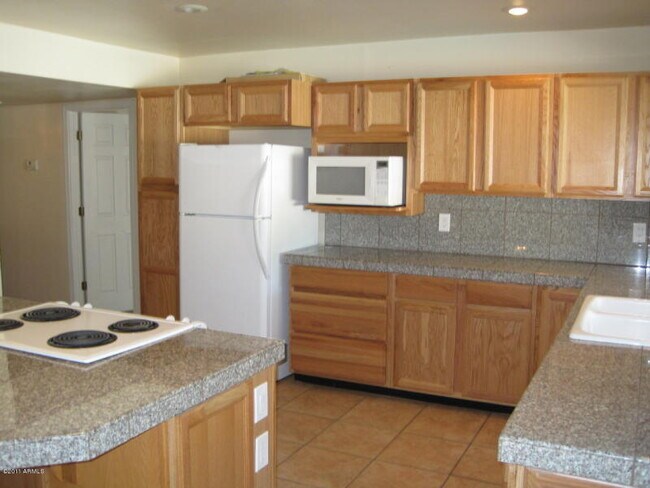 Foto del edificio - “Spacious 4-bedroom home with private pool in prime Tempe location!”