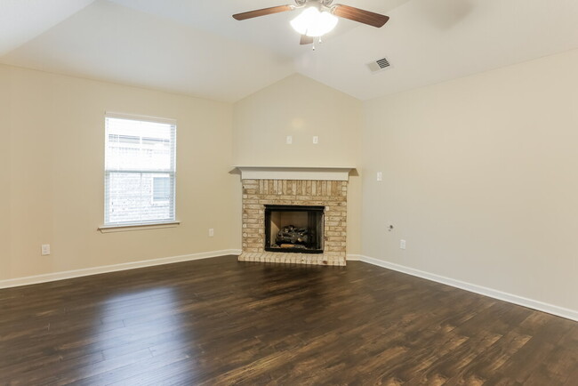 Building Photo - 1074 Darren Cir E