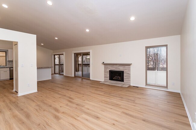 Building Photo - Spacious & Bright Broadmoor Townhome with Covered Deck!
