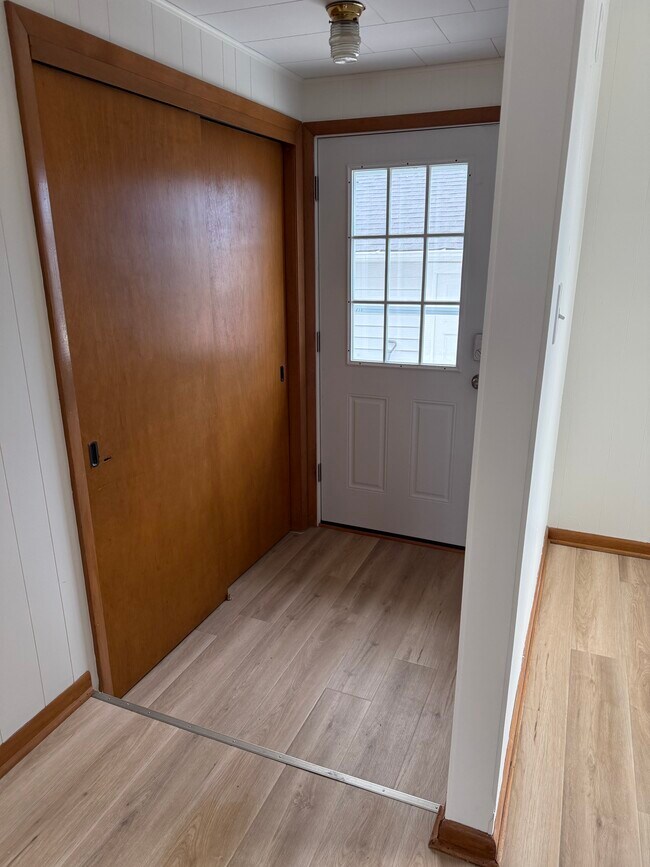 Foto del edificio - 966 N Green Bay Rd