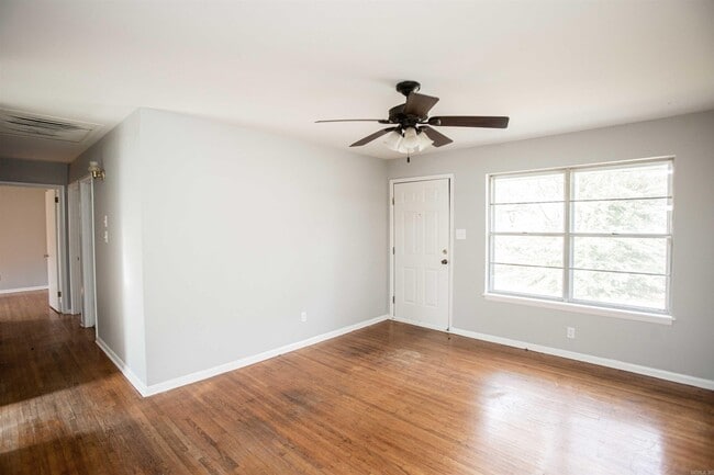 Building Photo - 1524 E Lee Ave