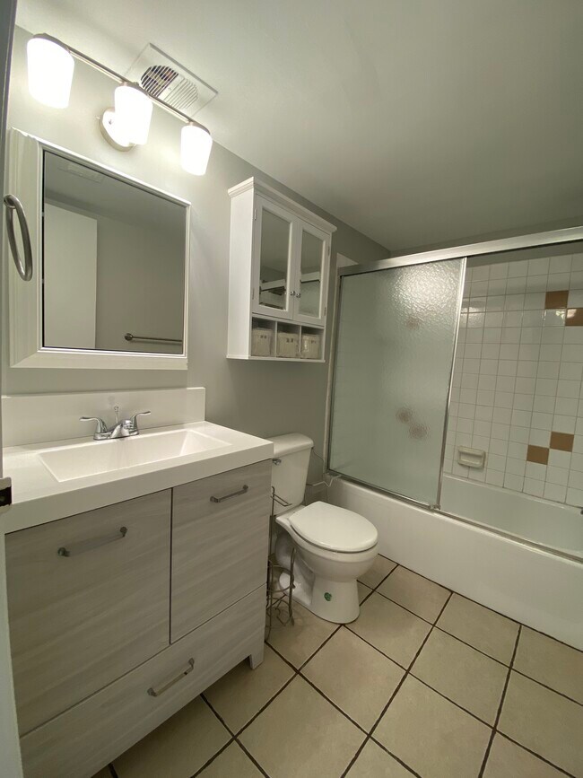 Building Photo - 1612 Summit Pointe