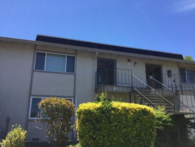 Building Photo - Cute upper-level 1bd. in Rohnert Park ~ Available NOW