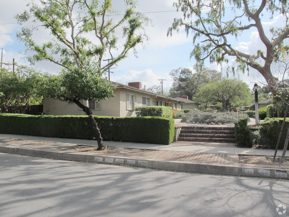 Foto del edificio - 1240-1250 Yale Ave
