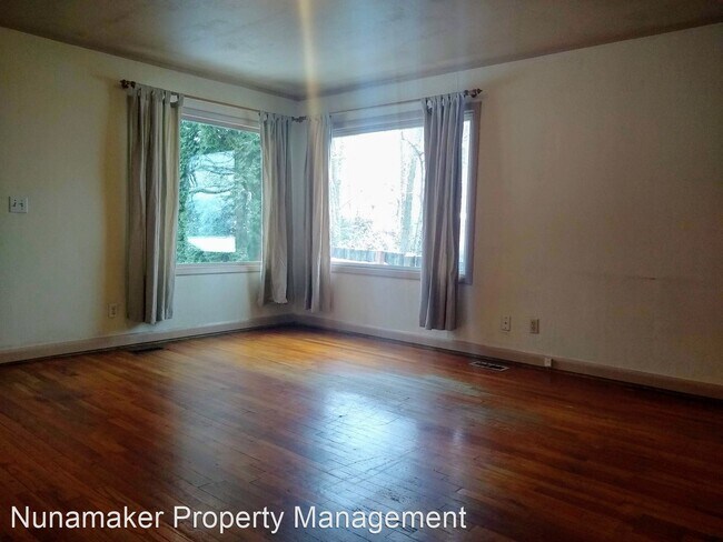 Building Photo - 2 br, 1 bath House - 665 E. Jewett Blvd