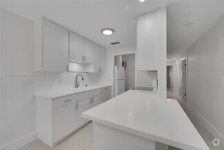 Building Photo - 810-810 SW 12th Ct