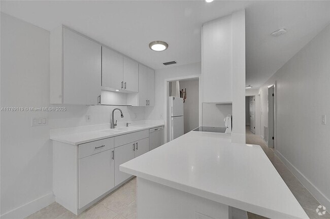 Building Photo - 810-810 SW 12th Ct