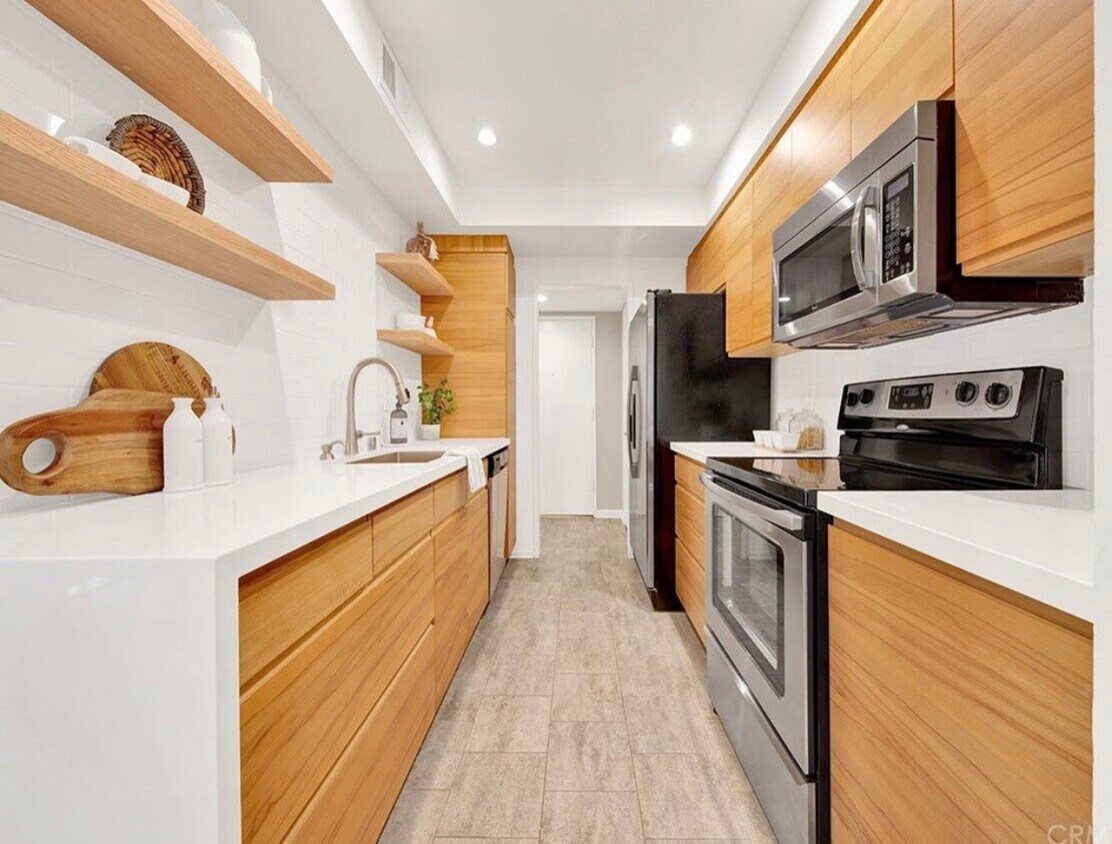 Kitchen - 1262 S Barrington Ave