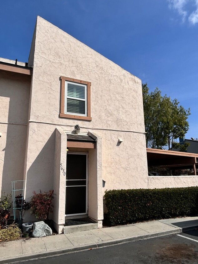 Foto principal - CHARMING 2BD/2BA TOWNHOUSE FOR RENT IN CLA...