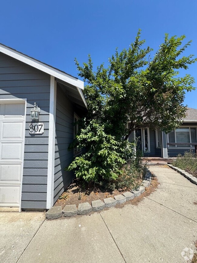 Building Photo - 807 Acacia Ln