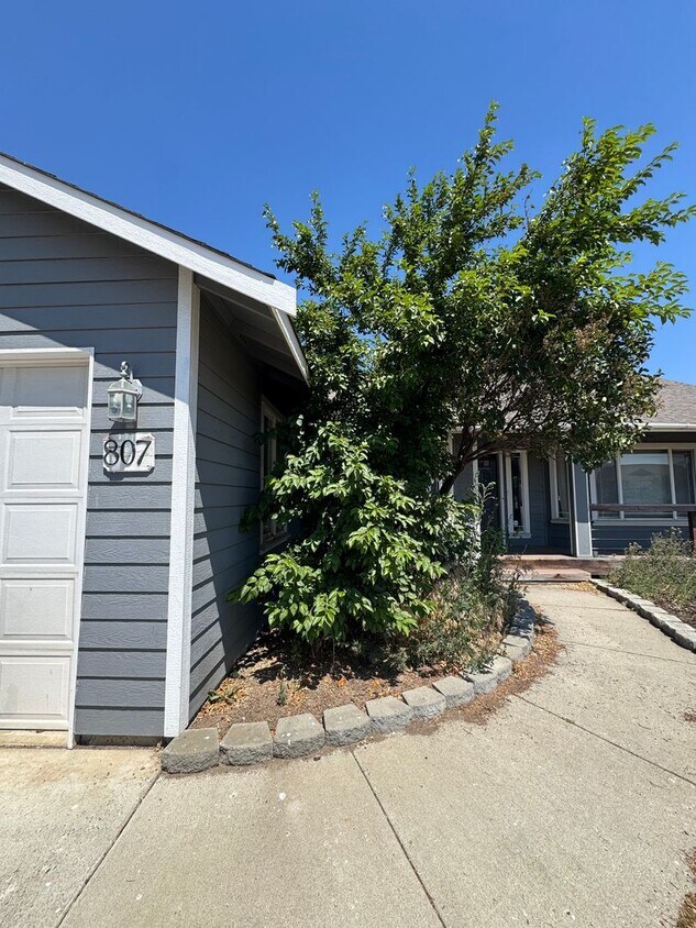 Foto principal - Spacious & Modern 3-Bedroom Home for Lease...