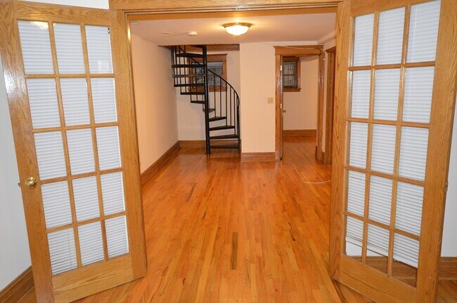 Building Photo - 3900 N. Greenview
