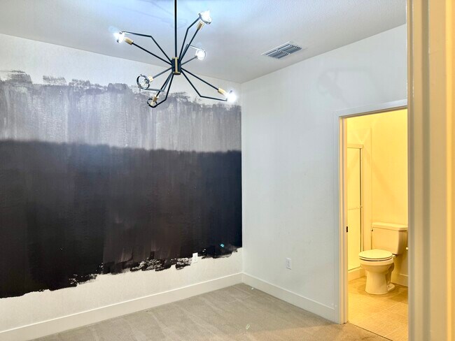 Dormitorio en la planta baja - 204 Plum Tree St