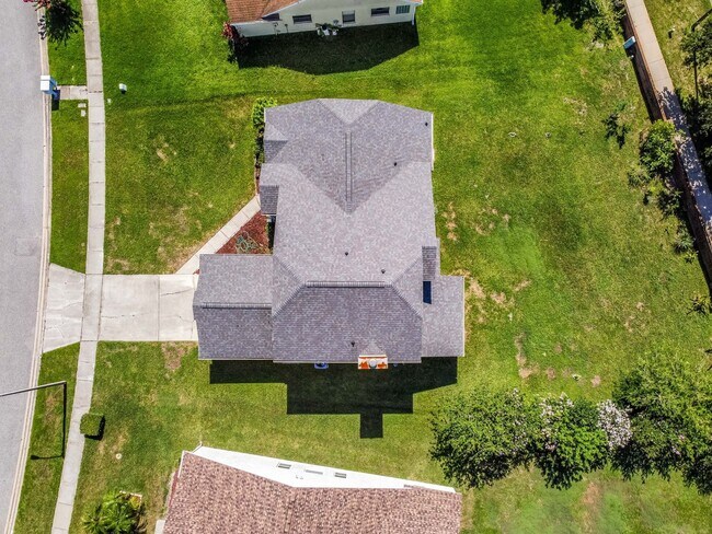 Foto del edificio - Spacious Home on Oversized Lot Now Availab...