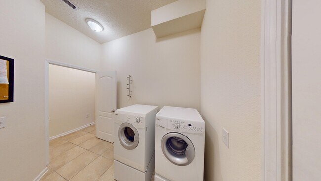 Foto del edificio - 218 Larkin Pl