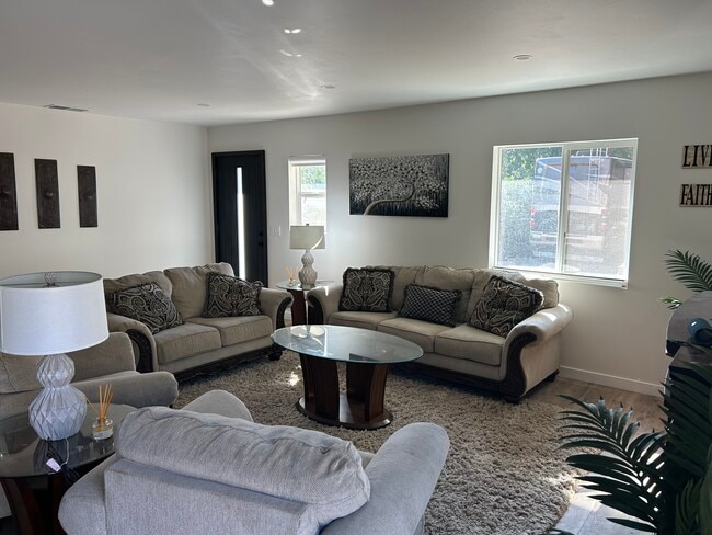 Foto del edificio - 3555 Steel Canyon Rd