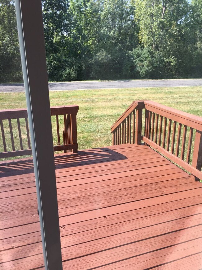 Building Photo - Very Nice 2 Bedroom townhouse with bonus f...