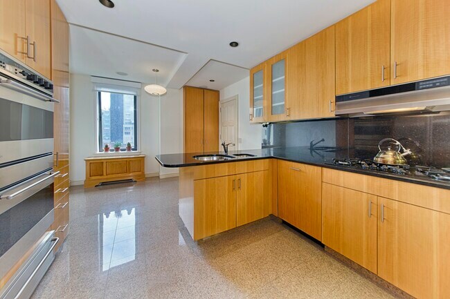 Building Photo - Mint Convertible 3 BR w/Stunning Views