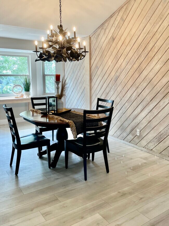 Building Photo - 9076 Mockingbird Dr
