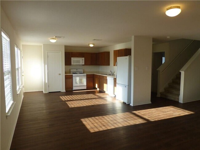 Foto del edificio - Generous Four Bedroom, Three Bath Home with Large Yard