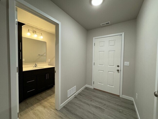 Foto del edificio - 2 Bed | 2 Bath | 3 Stall Garage | Patio Tw...